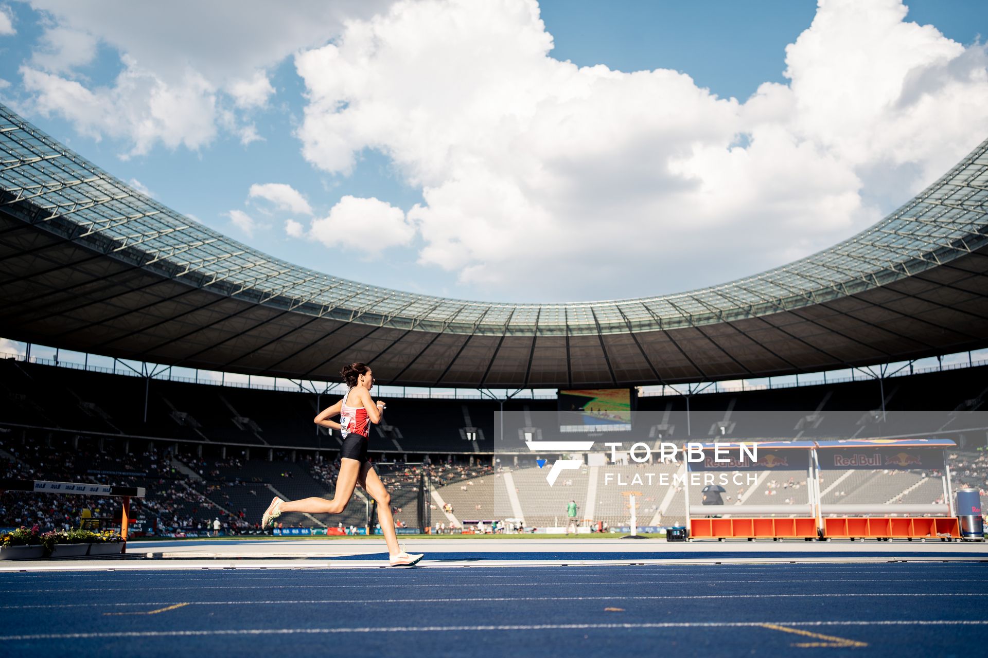 Selma Benfares (LC Rehlingen) ueber 5000m waehrend der deutschen Leichtathletik-Meisterschaften im Olympiastadion am 26.06.2022 in Berlin
